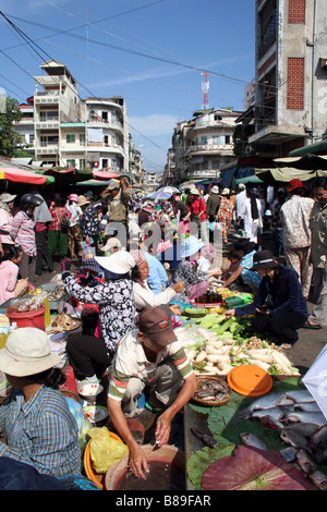 Scena di strada con la centrale di mercato gli operatori in Phnom Penh Cambogia. Foto Stock