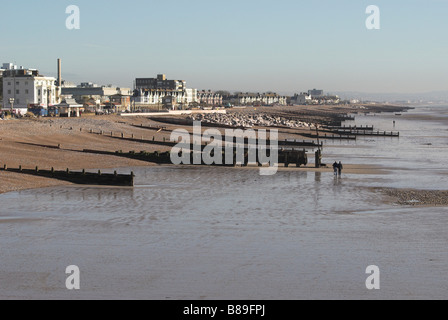 La Bassa marea a Worthing seafront, West Sussex. Foto Stock