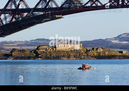 Inchgarvie Island Under the Forth Rail Bridge, Edimburgo, Scozia Foto Stock