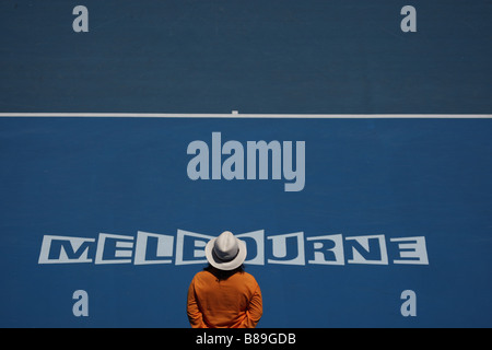 Vista da sopra del lettering MELBOURNE su un blu campo da tennis presso l'Australian Open Foto Stock