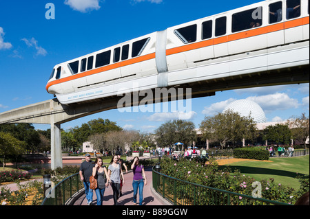 La monorotaia di fronte alla sfera geodetica di terra astronave, Epcot Center, il Walt Disney World Resort di Orlando, Florida, Stati Uniti d'America Foto Stock