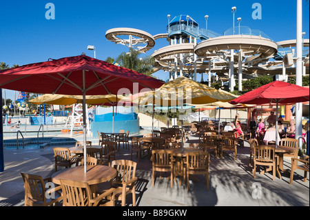 Cafe/ristorante con Mach 5 ride dietro, Wet'n Wild Water Park, International Drive, Orlando, Florida, Stati Uniti d'America Foto Stock