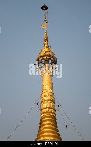 Oro Guglia del tempio DA UN TEMPIO IN STILE SHAN TEMPIO DI SOPPONG, MAE HONG SONPROVINCE. Foto Stock