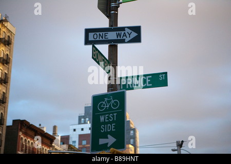 Direzionale segni di strada di New York Foto Stock