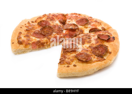 Fette di salsiccia per pizza pizza isolati su sfondo bianco Foto Stock