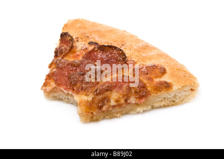 Morso salsiccia per pizza pizza slice resti isolato su sfondo bianco. tagliare ritaglio fast food morso indesiderata mangiato formaggio mozzarella pomodoro cibo italiano Foto Stock