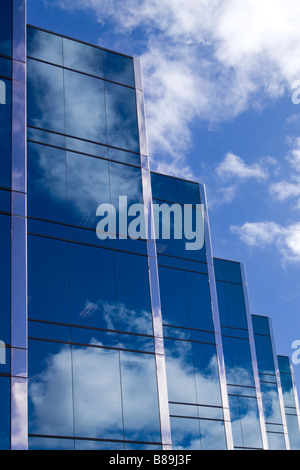 Cinque Torri di un elegante vetro moderno edificio per uffici con le nuvole e il cielo riflettendo sulla superficie degli edifici Foto Stock