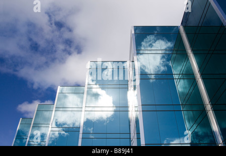 Cinque Torri di un elegante vetro moderno edificio per uffici con le nuvole e il cielo riflettendo sulla superficie degli edifici Foto Stock
