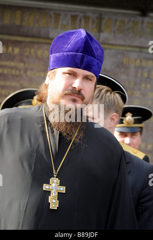 Ritratto di un sacerdote della chiesa ortodossa russa, con la sua grande croce attorno al collo, a Sebastopoli, Crimea, Ucraina. Foto Stock