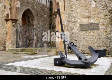 Memoriale di ancoraggio tra le rovine della chiesa di Holyrood Southampton Hampshire Inghilterra Foto Stock