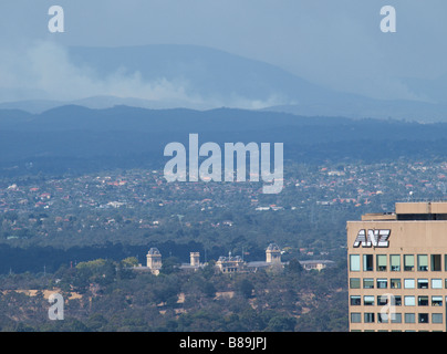 Il fumo proveniente da bushfires sulle colline intorno a Melbourne Victoria Australia Foto Stock