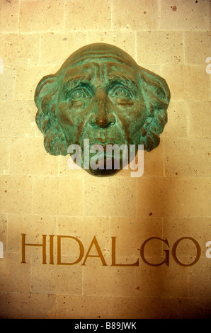 Maschera di bronzo di indipendenza messicana leader Miguel Hidalgo in Alhondiga de Granaditas nella città di Guanajuato, Messico Foto Stock