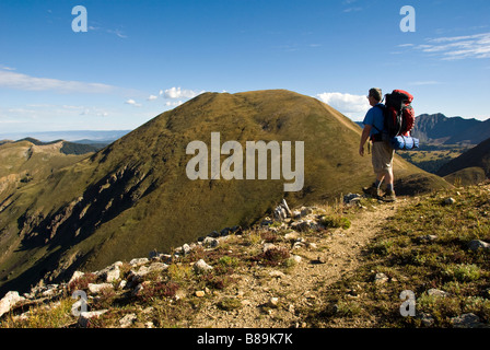 Maschio singolo backpacker su bowen baker gulch trail in estate mai deserto attraversando continental divide Foto Stock