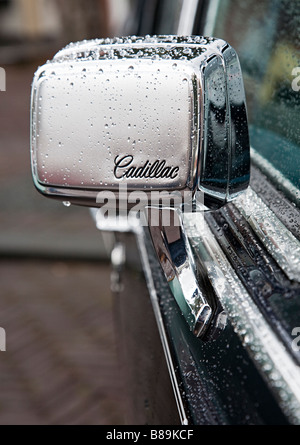 Nome Cadillac prominente su classic car chrome mirror parafango Foto Stock