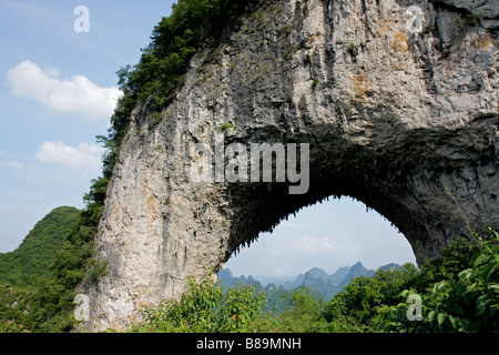 Luna famosa collina arco calcareo vicino Yangshou, regione di Guangxi, Cina Foto Stock