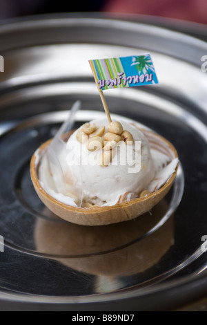 Il Cocco Gelato il Mercato del fine settimana di Chatuchak Bangkok in Thailandia Foto Stock