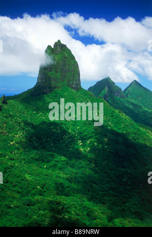 Vista dal Belvedere del monte Mouaroa sopra baia Opunohu sull'Isola di Moorea in Polinesia francese Foto Stock