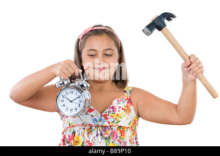 Bellissima ragazza con orologio e un martello su sfondo bianco Foto Stock