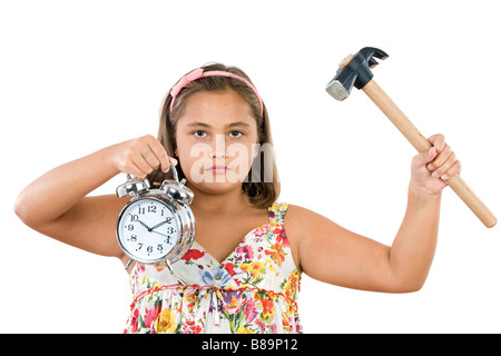 Bellissima ragazza con orologio e un martello su sfondo bianco Foto Stock