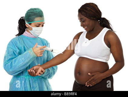 Medico esaminando una donna incinta a su sfondo bianco Foto Stock