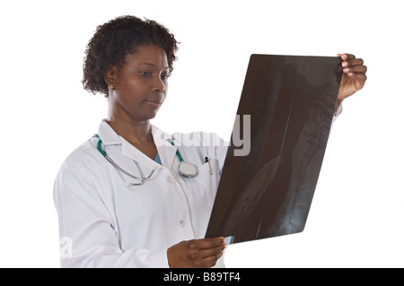 Donna dottore di Pentecoste una radiografia su sfondo bianco Foto Stock