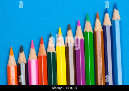 Matite di colore un su sfondo blu Foto Stock