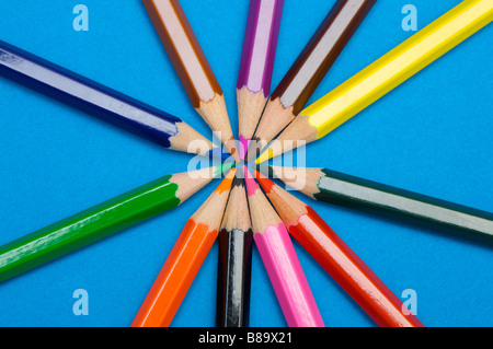 Matite di colore un su sfondo blu Foto Stock