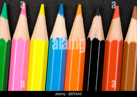 Matite di colore un su sfondo nero Foto Stock