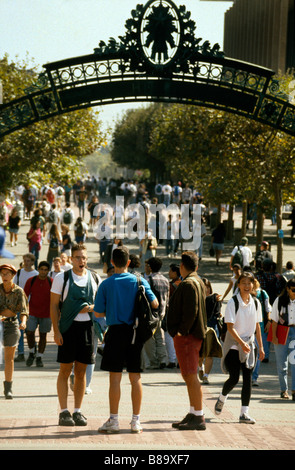 Gli studenti al Gate Sather presso la University of California a Berkeley California USA Foto Stock