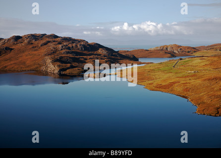Verso Meall Ceann na Creige sul Loch un Mhullaich e Loch Diabaigas Airde. Diabaig superiore, Wester Ross, altopiani, Scozia Foto Stock