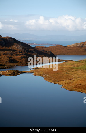 Verso Meall Ceann na Creige sul Loch un Mhullaich e Loch Diabaigas Airde. Diabaig superiore, Wester Ross, altopiani, Scozia Foto Stock