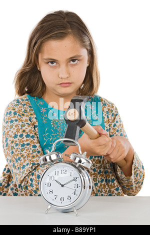 Bellissima ragazza con orologio e un martello su sfondo bianco Foto Stock