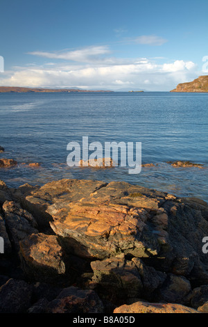 A ovest sul Loch Diabaig e Loch Torridon da Diabaig inferiore, Wester Ross, altopiani, Scozia Foto Stock