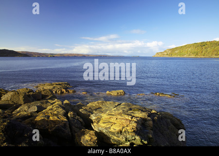 A ovest sul Loch Diabaig e Loch Torridon da Diabaig inferiore, Wester Ross, altopiani, Scozia Foto Stock