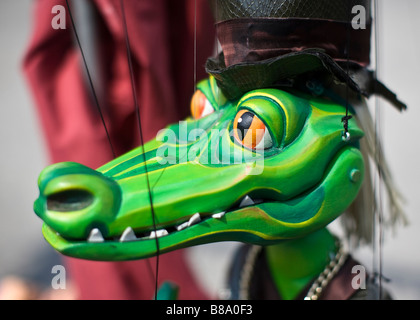 Un verde coccodrillo in legno puppet stringa sul display in un degli artisti di strada booth, Bruxelles, Belgio Foto Stock