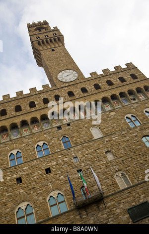 La parte anteriore del Palazzo Vecchio di Piazza della Signoria e la torre dell orologio in un giorno nuvoloso, Firenze, Toscana, Italia Foto Stock
