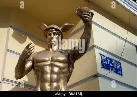 Statua dorata su russo edificio storico su street nel centro di Harbin Heilongjiang Provincia Cina 2009 Foto Stock