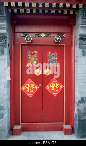Tradizionale Cinese rosso porta decorata per festeggiare il nuovo anno cinese a Pechino hutong 2009 Foto Stock
