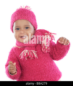 Funny femmina neonata con bella maglia rosa cappuccio su sfondo bianco.  Happy Baby girl con una bella maglia cappuccio colorato su coltre bianca.  Usura del neonato Foto stock - Alamy