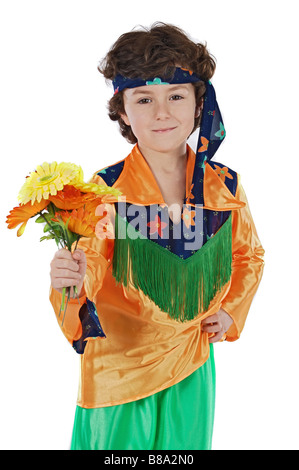 Adorabile bambino hippie offrendo fiori un su sfondo bianco Foto Stock