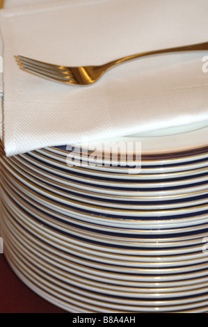Stoviglie ; lastre ; tovaglioli ; Forcella mantenuto sul tavolo ; proprietà release disponibile; India Foto Stock