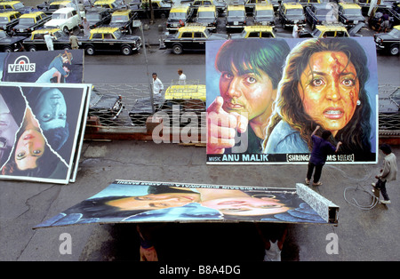 Dipinto a mano film di Bollywood cartelloni ; Mumbai Bombay ; Maharashtra ; India Foto Stock