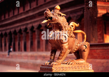 Il Nepal,Bhaktapur,Durbar Square,mitico custode Foto Stock