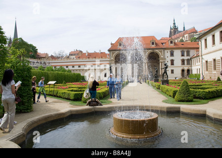 Fontana nel giardino Wallenstein Praga Repubblica Ceca Foto Stock