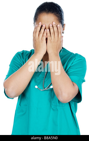 Signora anonimo medico con le mani in faccia Foto Stock