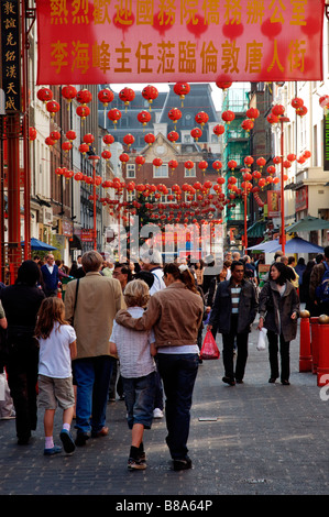 La folla in strada a Londra Chinatown Foto Stock