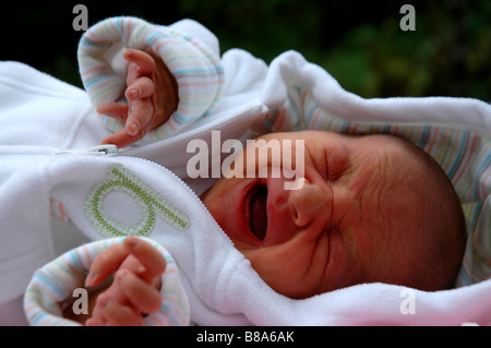 Baby girl piangendo, una settimana di età Foto Stock