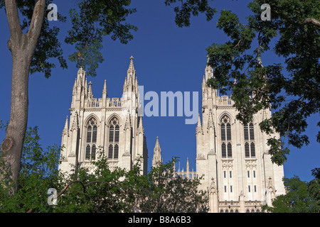 Le due torri della facciata ovest della cattedrale nazionale di Washington Foto Stock