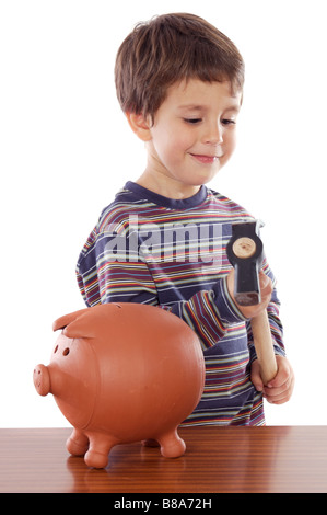 Adorabili poco ragazzo con il martello per rompere il salvadanaio isolato su bianco Foto Stock