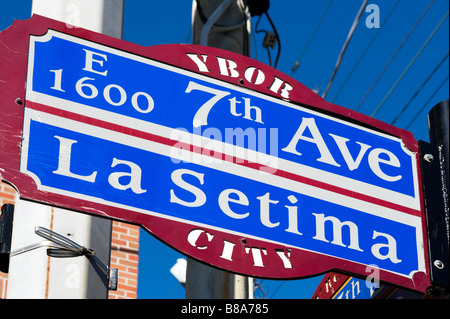 Un cartello stradale per la Settima Avenue nel quartiere storico di Ybor City, Tampa, Florida, Stati Uniti d'America Foto Stock